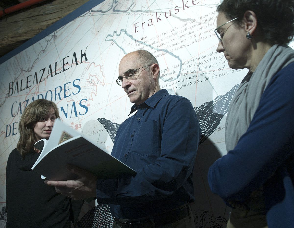 Jose Mari Unsain historialaria, liburua eskuetan duela. JON URBE / ARGAZKI PRESS. Jose Mari Unsain historialaria, liburua eskuetan duela. JON URBE / ARGAZKI PRESS.