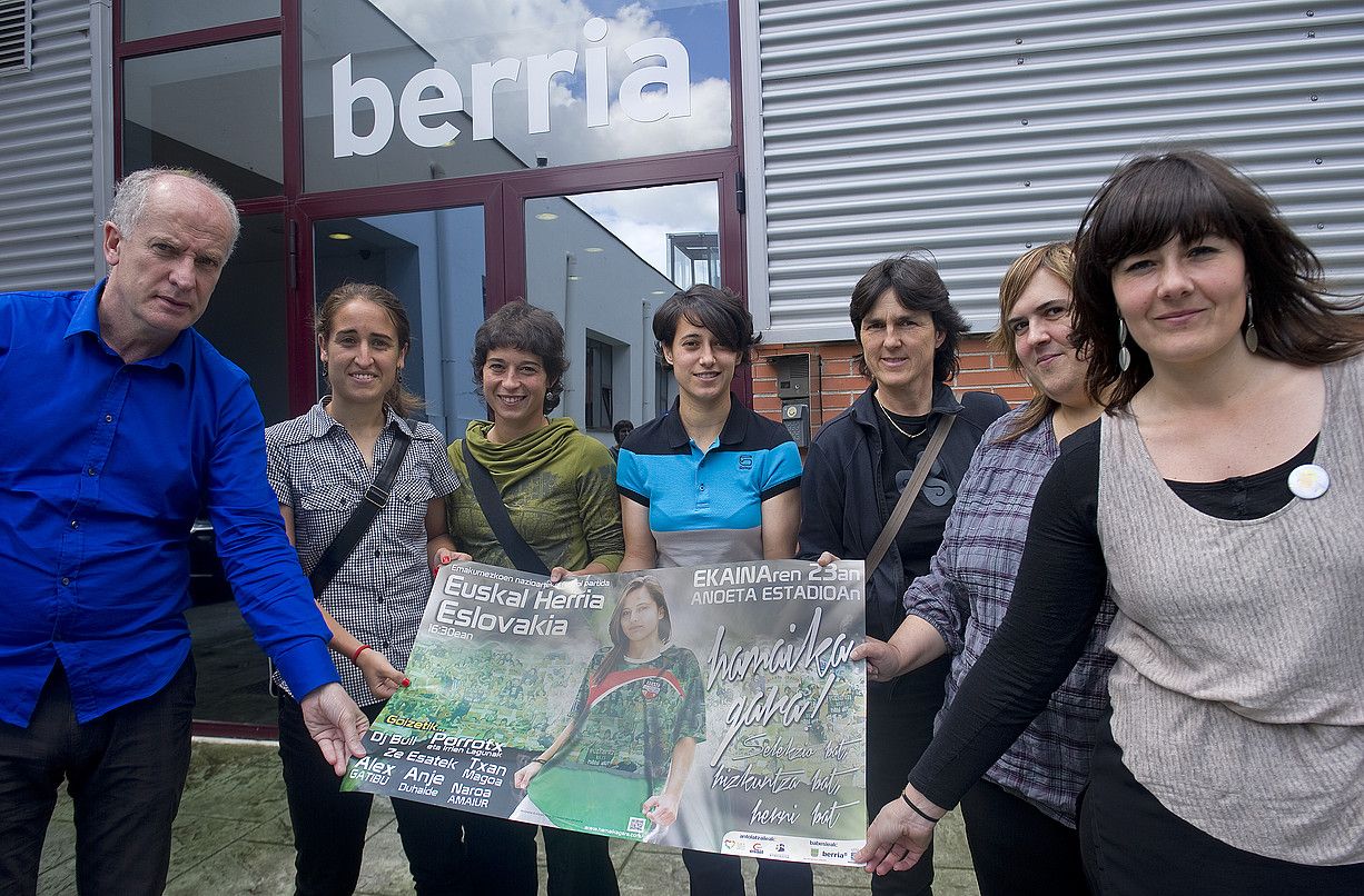 Euskal Herriko emakumezkoen fubol selekzioko hainbat jokalari, egunkariko ordezkari eta partidaren antolatzaileekin. A. CANELLADA / ARP.