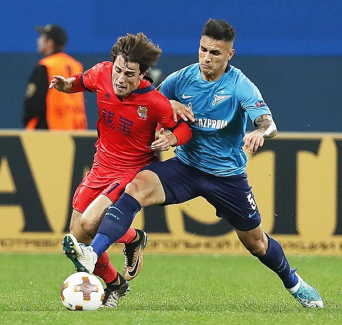 Alvaro Odriozola Realeko jokalaria, Zeniteko Leandro Paredesekin lehian. ANATOLY MALTSEV / EFE