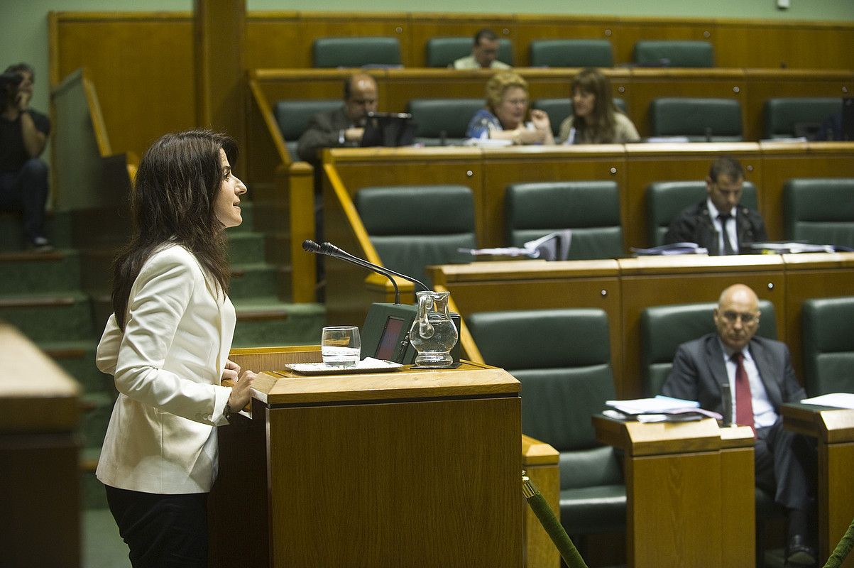 Aintzane Ezenarro, lege proposamenaren defentsa txandan. Rodolfo Ares, begira. JUANAN RUIZ / ARGAZKI PRESS.