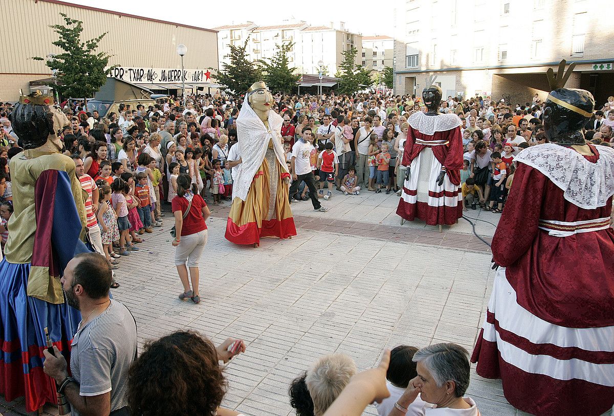 Erraldoien konpartsa gaur aterako da auzoko kaleetan barna. IÑIGO URIZ / ARGAZKI PRESS. Erraldoien konpartsa gaur aterako da auzoko kaleetan barna. IÑIGO URIZ / ARGAZKI PRESS.