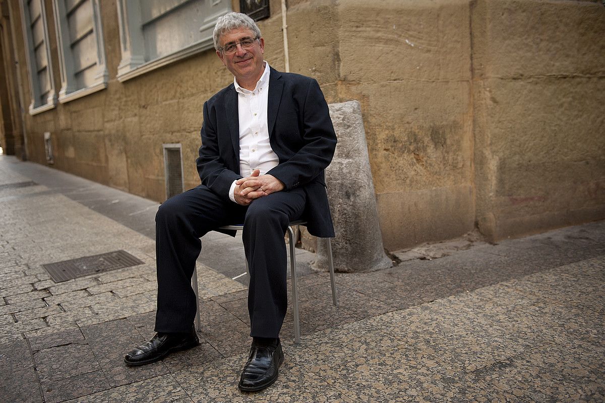 Jon Casenave, Donostian, Euskal literaturaren historiaren historia saiakera aurkeztu zuenean. GARI GARAIALDE / ARP.