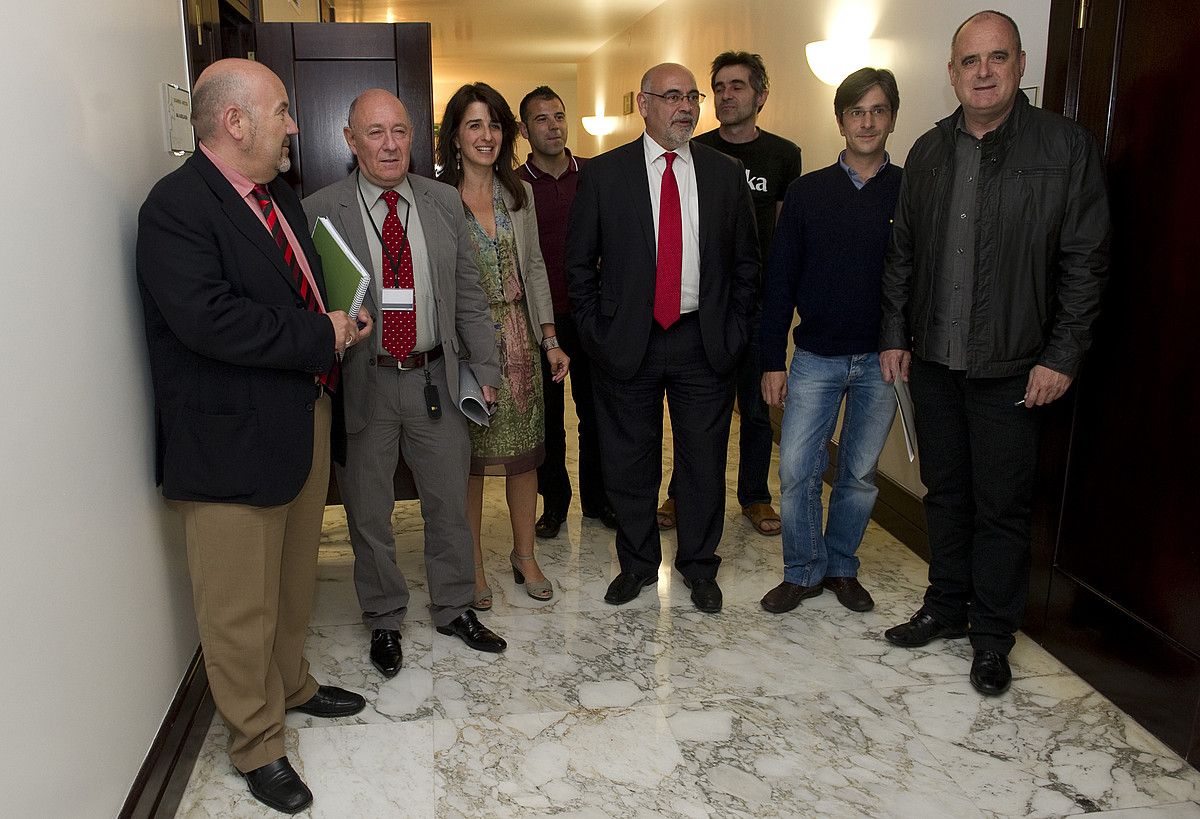Alberto Spektorowski, ezkerretik hasita bigarrena, atzo, bake eta elkarbizitzarako lantaldeko ordezkariekin. JUANAN RUIZ / ARGAZKI PRESS. Alberto Spektorowski, ezkerretik hasita bigarrena, atzo, bake eta elkarbizitzarako lantaldeko ordezkariekin. JUANAN RUIZ / ARGAZKI PRESS.