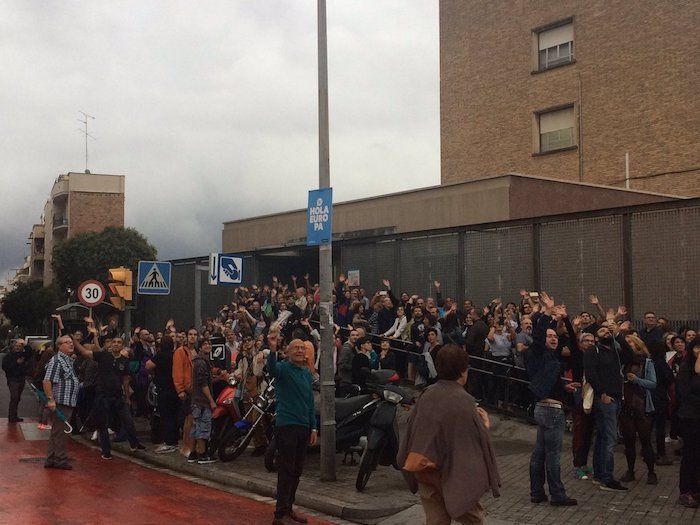 Jendetza L'Hospitaleteko bozkaleku baten atarian. ANC L'HOSPITALET