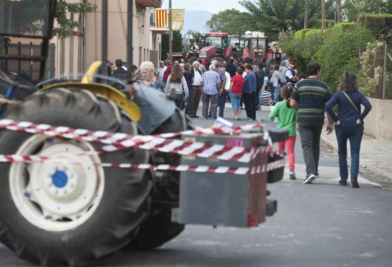 Traktore bat Espainiako poliziei bidea ixten gaur, Ventallo herrian, Gironan. ROBIN TOWNSEND, EFE