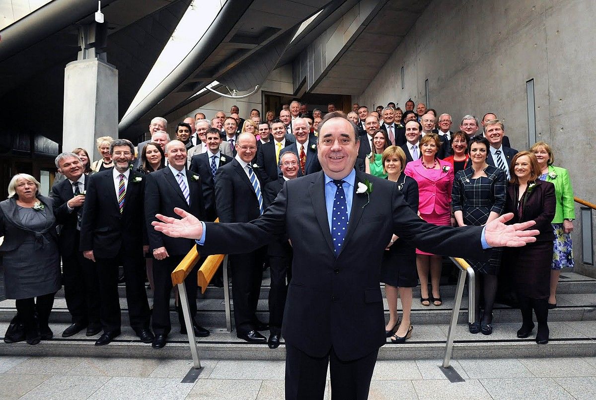 Alex Salmond Eskoziako lehen ministroa, SNP Eskoziako Alderdi Nazionaleko ordezkariekin. BERRIA.