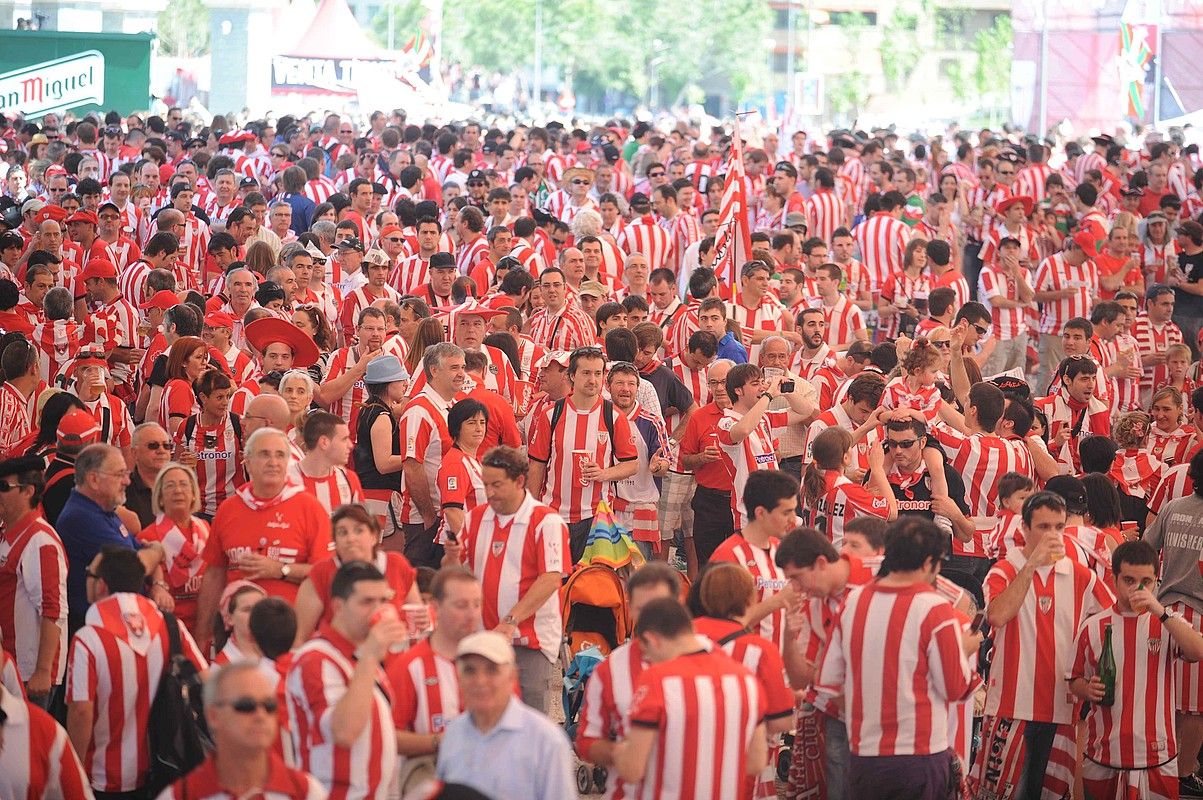 Athletic Hiria, jarraitzaile zuri-gorriez gainezka. 30.000 lagun baino gehiago bildu ziren bertan, giro ederrean. JON HERNAEZ / ARGAZKI PRESS.