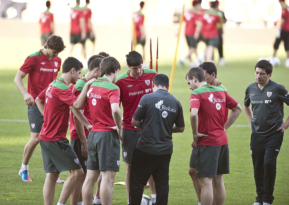 Athleticeko jokalariak, atzo, Madrilen, finalaren bezperako entrenamenduan, entrenatzaileen aginduak jasotzen. JON HERNAEZ / ARGAZKI PRESS. Athleticeko jokalariak, atzo, Madrilen, finalaren bezperako entrenamenduan, entrenatzaileen aginduak jasotzen. JON HERNAEZ / ARGAZKI PRESS.