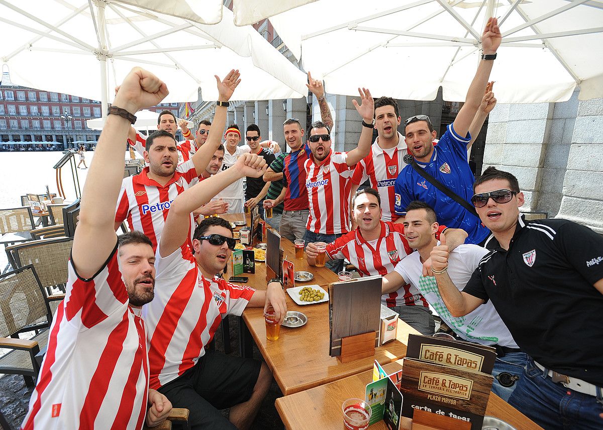 Athleticen jarraitzaile batzuk, Madrilgo Plaza Nagusian, atzo eguerdian. Gaur, 55.000 zale zuri-gorri inguru espero dira Espainiako hiriburuan. JON HERNAEZ / ARGAZKI PRESS.