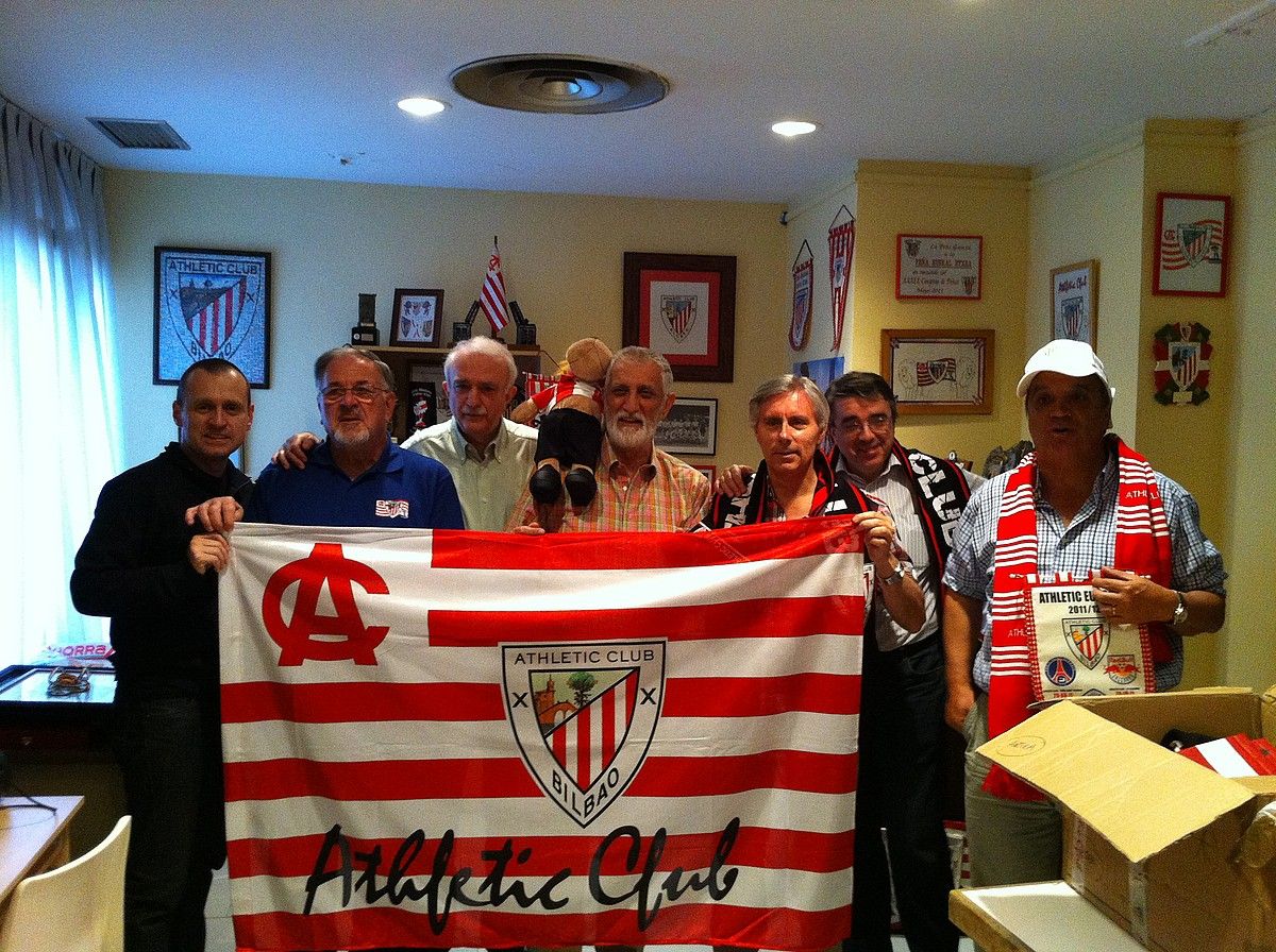 Madrilgo Euskal Etxeko peña zuri-gorriko kide batzuk, Athleticen bandera batekin, atzo. JON ESKUDERO. Madrilgo Euskal Etxeko peña zuri-gorriko kide batzuk, Athleticen bandera batekin, atzo. JON ESKUDERO.