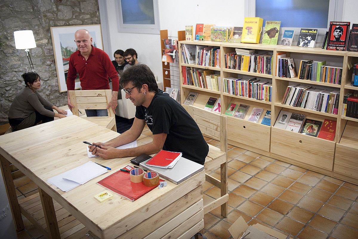 Te bat hartu bitartean liburuak ikuskatzeko txokoa eskaintzen du Kaxilda liburu dendak. GARI GARAIALDE / ARGAZKI PRESS. Te bat hartu bitartean liburuak ikuskatzeko txokoa eskaintzen du Kaxilda liburu dendak. GARI GARAIALDE / ARGAZKI PRESS.