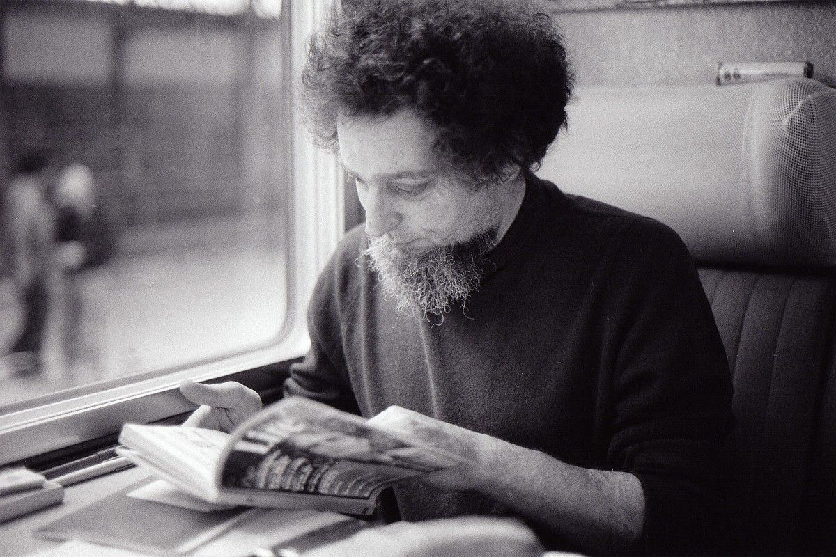 Georges Perec idazle frantziarra, tren batean, aldizkari bat irakurtzen. BERRIA.