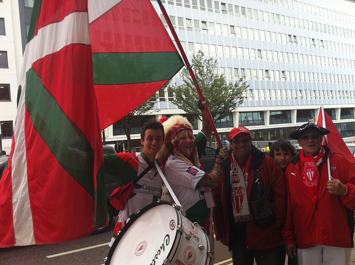 Euskal Herritik joaniko zale talde bat, Geronimo maskotarekin, atzoko partida hasi aurretik. ENERITZ ZABALETA. Euskal Herritik joaniko zale talde bat, Geronimo maskotarekin, atzoko partida hasi aurretik. ENERITZ ZABALETA.