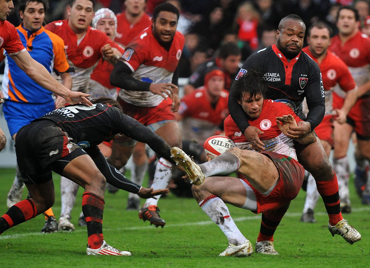 Miarritzeko Marcelo Bosch, lurrean, Touloneko Mathieu Bastareaudekin lehian, sasoi honetan Top14an Agileran jokatutako partidan. GAIZKA IROZ.