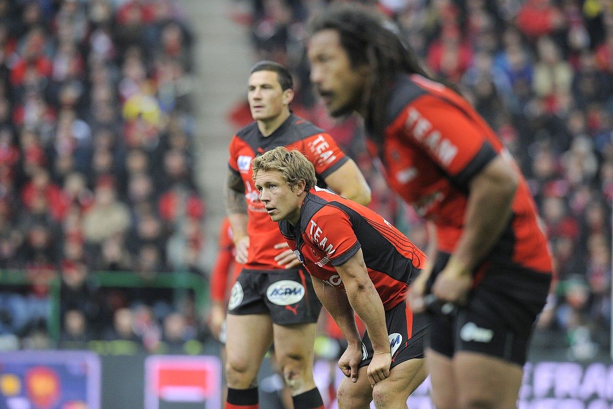 Jonny Wilkinson joko zabaltzaile ingelesa, Sony Bill Williams eta Tana Umaga taldekideen erdian, Toulonek iaz jokatutako partida batean. BERRIA.