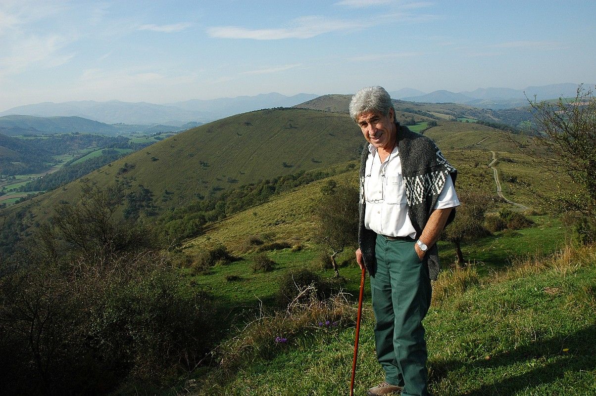 Eñaut Larralde duela bost urte, 2006an, bere gustuko tokian, Gaztelu Zaharren (Izura). NORA ARBELBIDE.