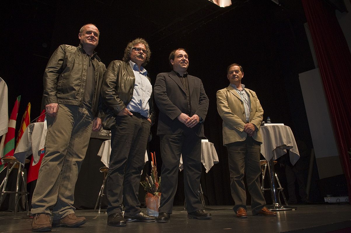 Etxarri Arantzen atzo eginiko mahai inguruko parte hartzaileak, eztabaida hasi aurretik eginiko aurkezpenean. LANDER F. ARROIABE / ARGAZKI PRESS. Etxarri Arantzen atzo eginiko mahai inguruko parte hartzaileak, eztabaida hasi aurretik eginiko aurkezpenean. LANDER F. ARROIABE / ARGAZKI PRESS.