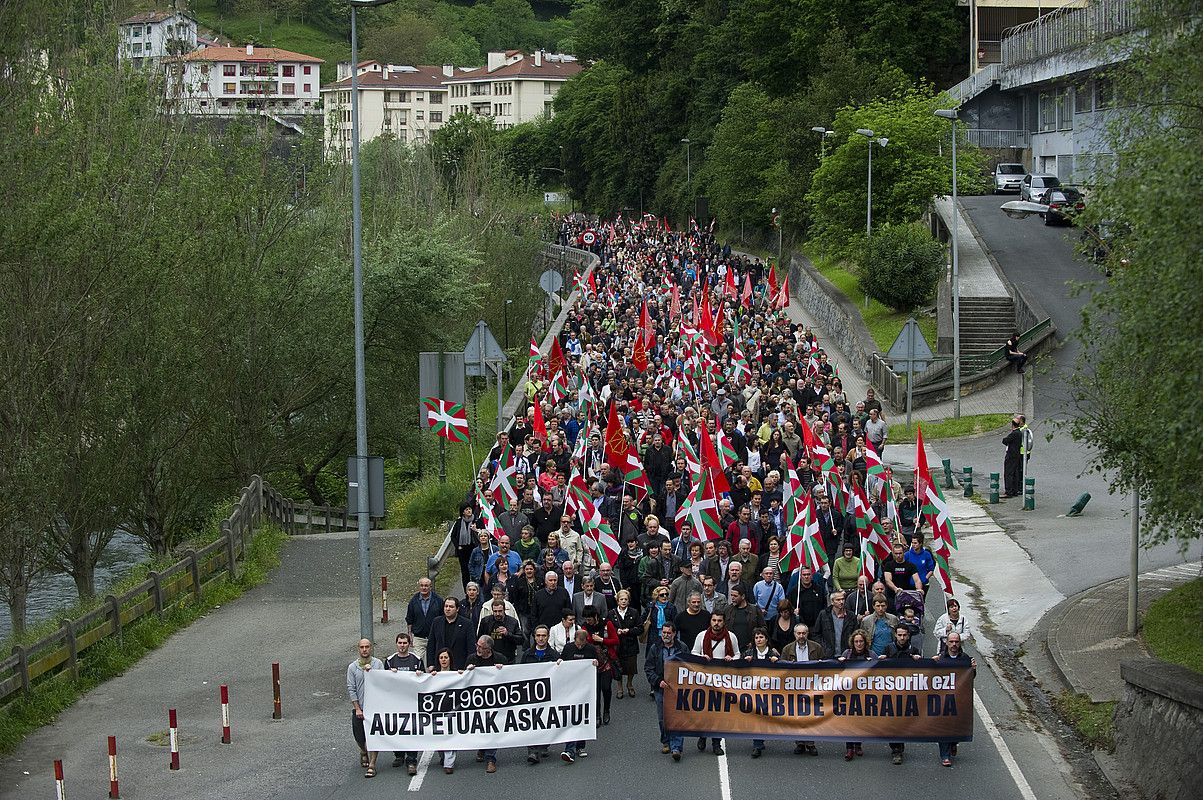 Auzitegi Gorenaren epaia salatzeko, manifestazioa egin zuten atzo Elgoibarren. JUANAN RUIZ / ARGAZKI PRESS.