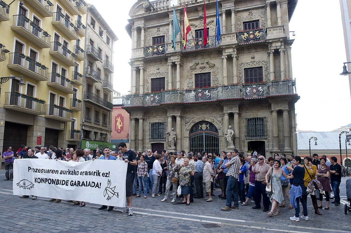 Debekuak debeku, egin zuten elkarretaratzea Iruñean. IÑIGO URIZ / ARGAZKI PRESS. Debekuak debeku, egin zuten elkarretaratzea Iruñean. IÑIGO URIZ / ARGAZKI PRESS.