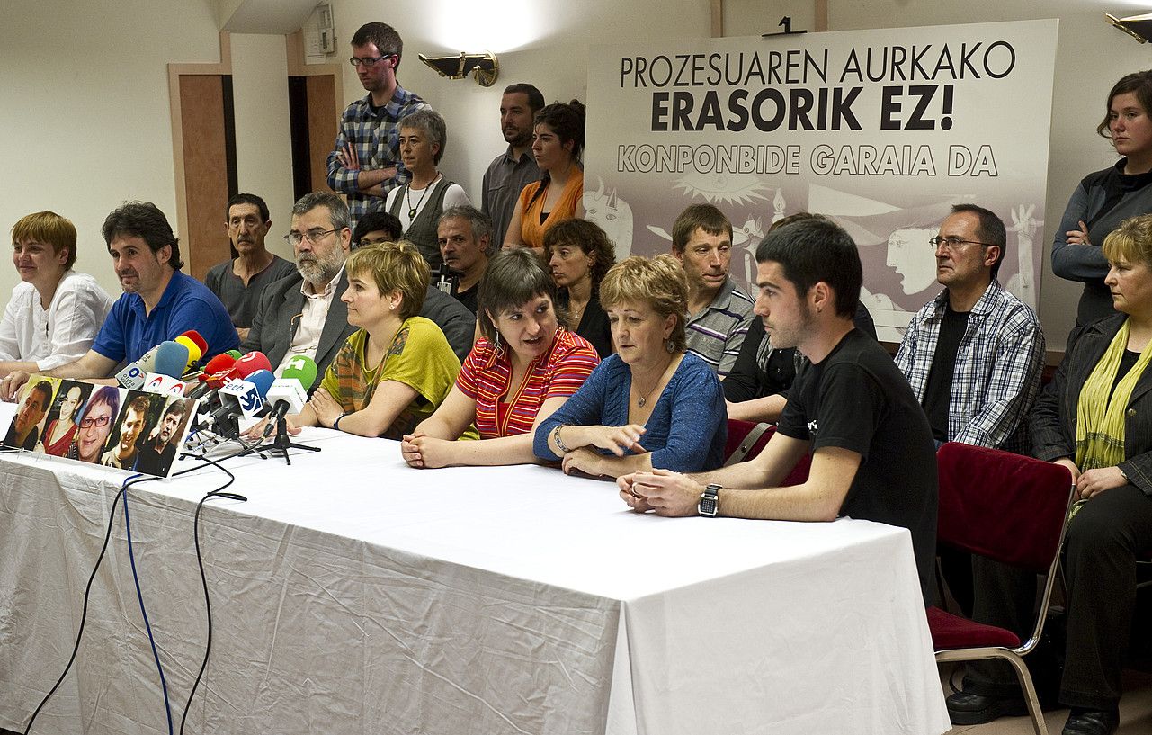 Gernikako Akordioa sinatu duten eragileetako ordezkariak, atzo, Donostian eginiko agerraldian. JAGOBA MANTEROLA / ARGAZKI PRESS.