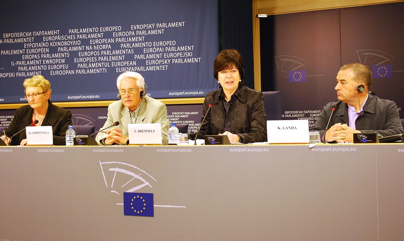 Nelly Maes, Koldo Gorostiaga, Frieda Brepoels eta Karmelo Landa, atzo, Europako Legebiltzarrean. BERRIA. Nelly Maes, Koldo Gorostiaga, Frieda Brepoels eta Karmelo Landa, atzo, Europako Legebiltzarrean. BERRIA.