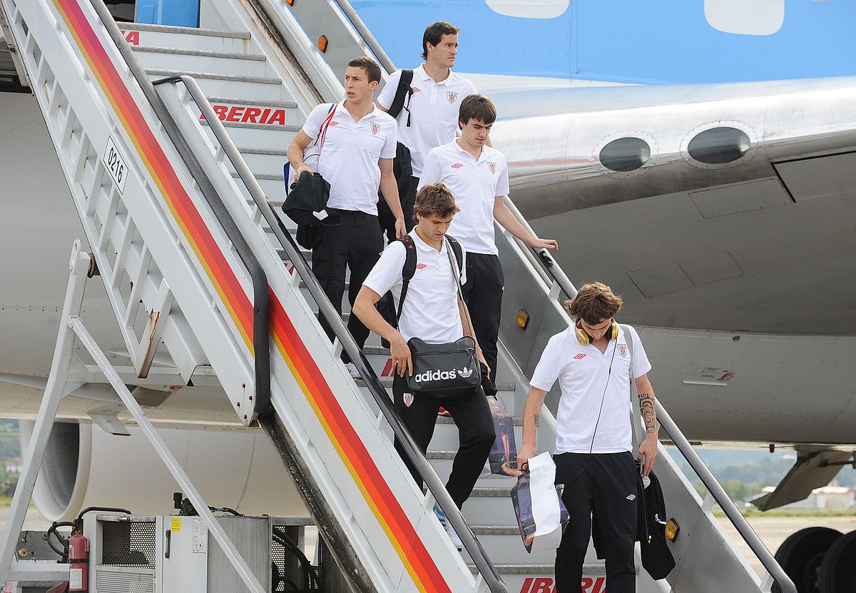 Amorebieta, Llorente, Aurtenetxe, De Marcos eta Gabilondo, atzo, Athleticeko jokalariak Loiura iritsi zirenean, hegazkinetik jaisten. JON HERNAEZ / ARGAZKI PRESS. Amorebieta, Llorente, Aurtenetxe, De Marcos eta Gabilondo, atzo, Athleticeko jokalariak Loiura iritsi zirenean, hegazkinetik jaisten. JON HERNAEZ / ARGAZKI PRESS.