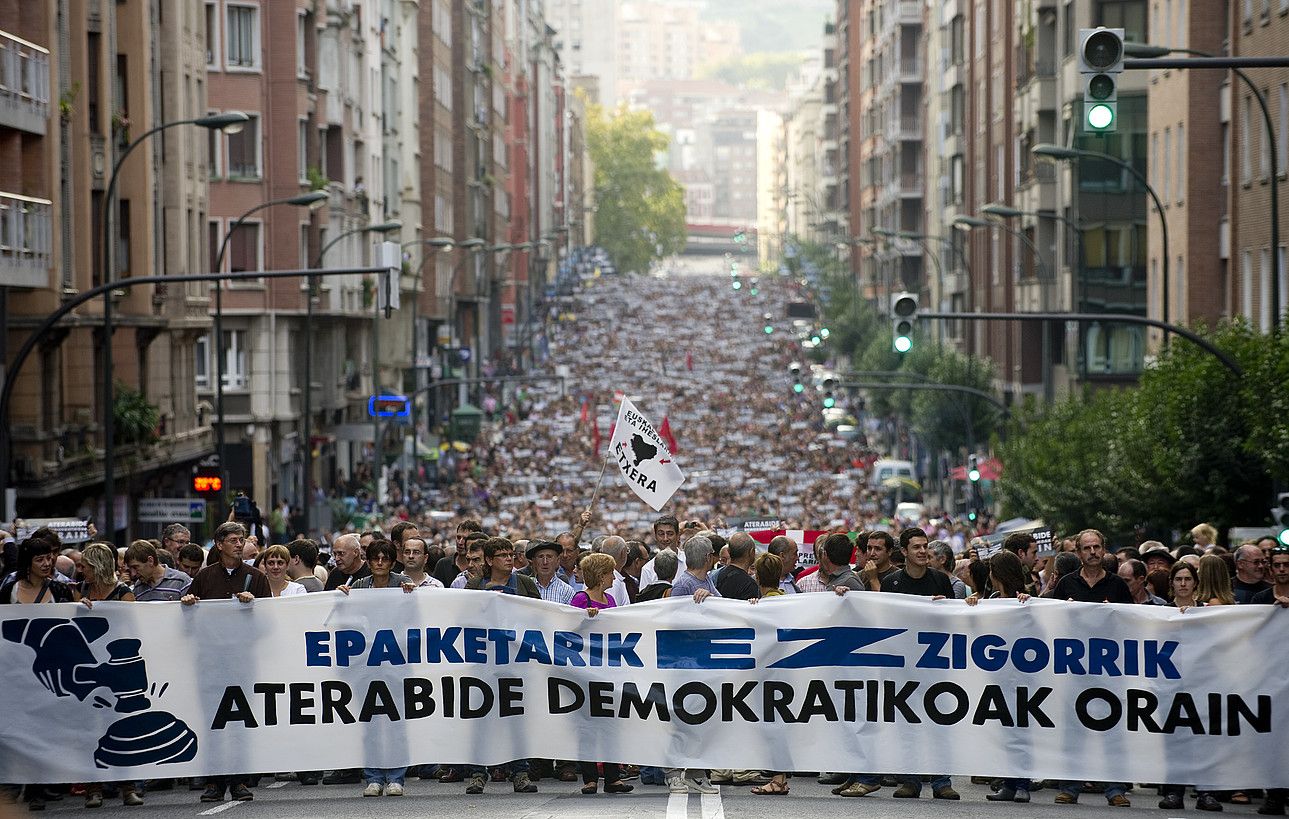 Milaka eta milaka herritarrek Bilboko kaleak hartu zituzten irailaren 24an, Bateragune auzian Auzitegi Nazionalak emandako epaiaren aurka protesta egiteko. RAUL BOGAJO / ARGAZKI PRESS.