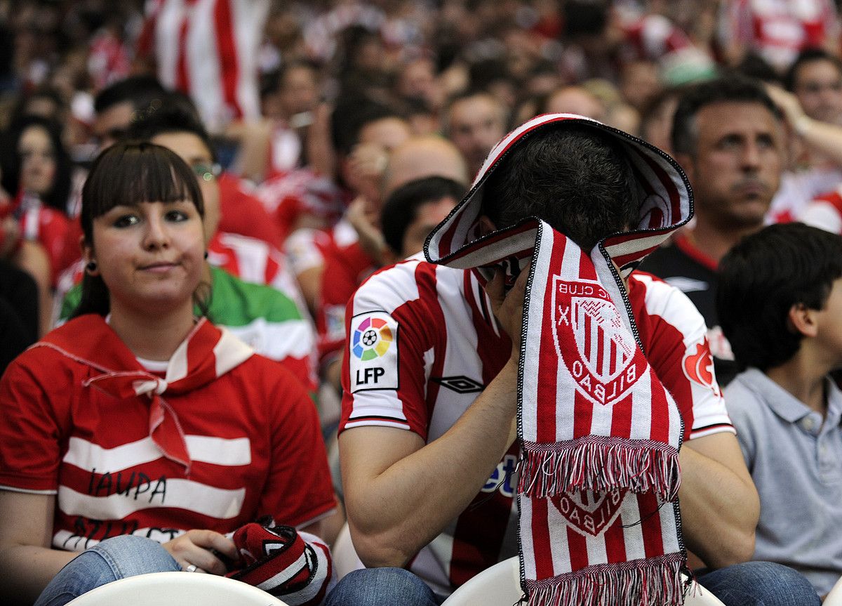 Athleticeko jarraitzaleak, lur jota, atzo, San Mamesen. Estadioan bildutako 40.000 zaleek gogotsu ekin zioten partidari, baina behera egin zuten gero, talde zuri-gorria ezinean ikusita. MARISOL RAMIREZ / ARGAZKI PRESS.