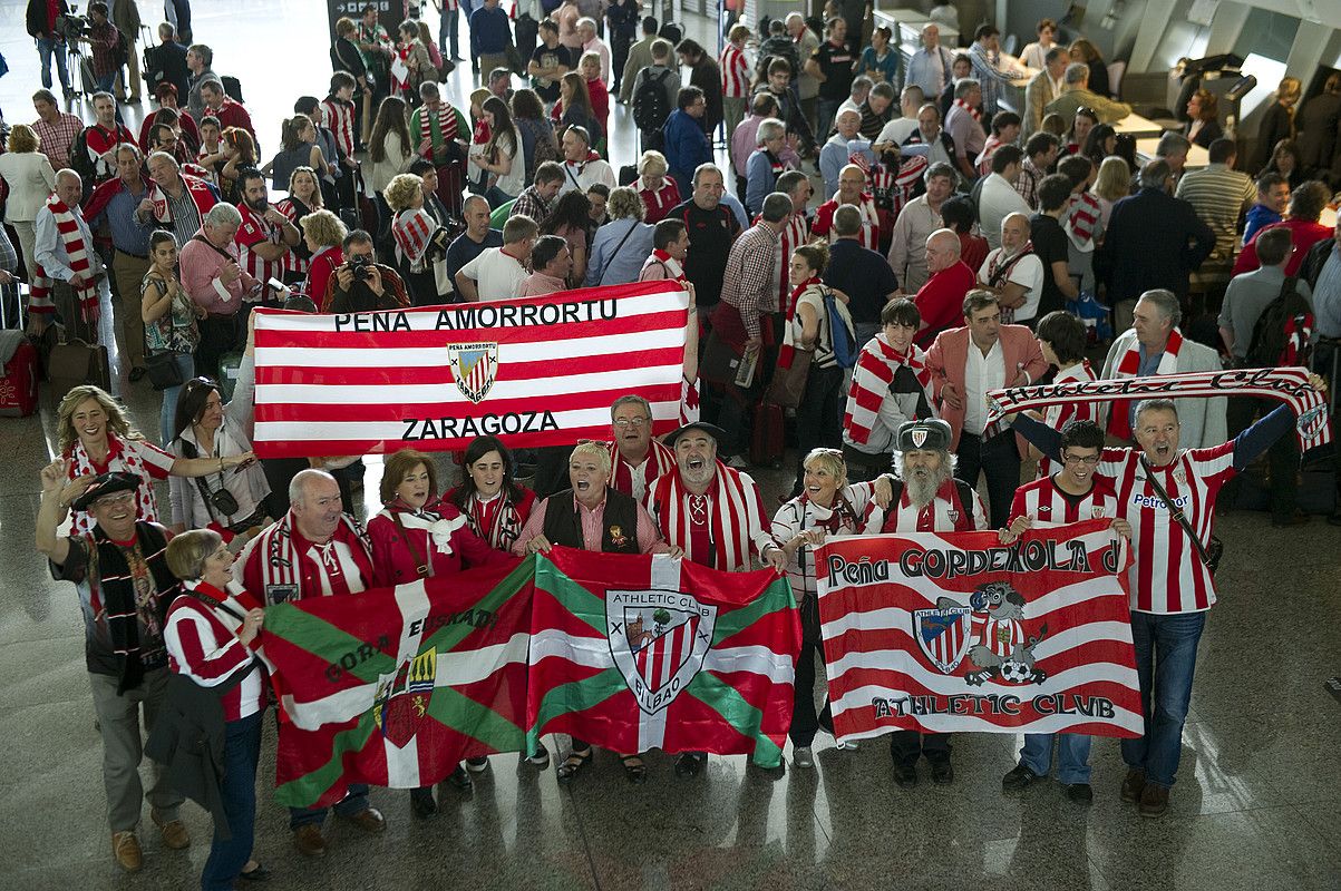 Athleticen hainbat jarraitzaile, atzo, Loiuko aireportuan, hegazkina hartzeko zain. MARISOL RAMIREZ / ARGAZKI PRESS.