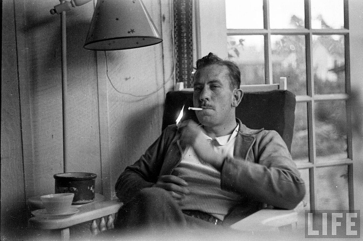 John Steinbeck idazle estatubatuarra, bere etxean, zigarro bat pizteko prest. BERRIA.