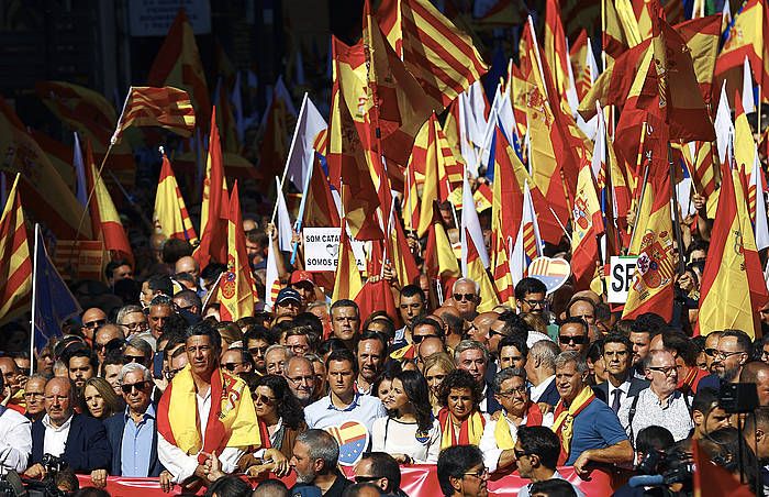 Espainiaren batasunaren aldeko manifestazioa egin dute Bartzelonan. ALEJANDRO GARCIA, EFE