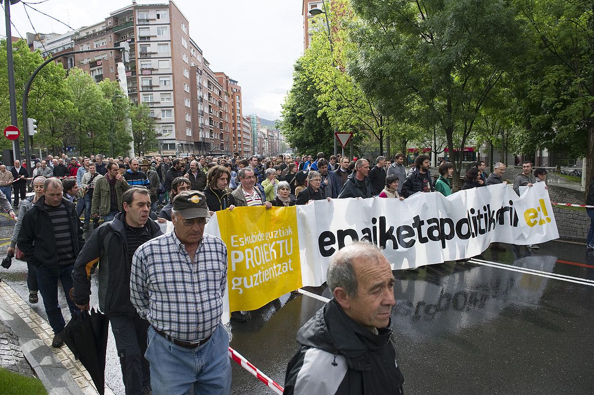 D3M eta Askatasuna auzia salatzeko manifestazioaren pankartaburua, atzo, Bilboko kaleetan. JUANAN RUIZ / ARGAZKI PRESS.