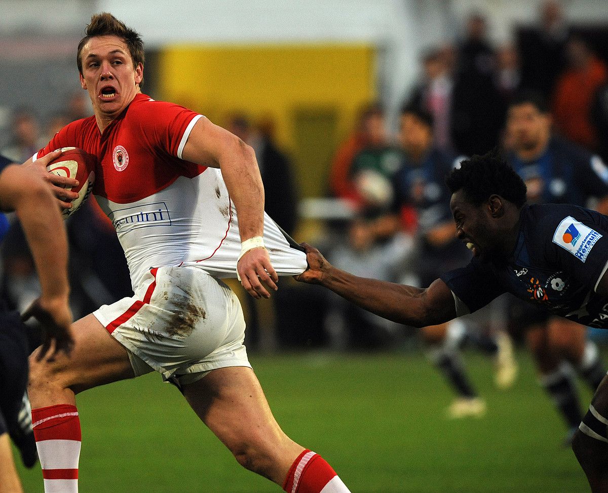 Dane Haylett-Petty Montpellierreko jokalari bat atzean uzten saiatzen, lehen itzuliko partidan. GAIZKA IROZ. Dane Haylett-Petty Montpellierreko jokalari bat atzean uzten saiatzen, lehen itzuliko partidan. GAIZKA IROZ.