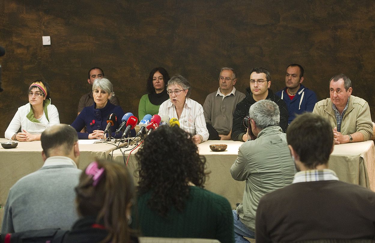D3M eta Askatasunako auzipetuak, atzo, Bilbon emandako prentsaurrekoan. LUIS JAUREGIALTZO / ARGAZKI PRESS. D3M eta Askatasunako auzipetuak, atzo, Bilbon emandako prentsaurrekoan. LUIS JAUREGIALTZO / ARGAZKI PRESS.