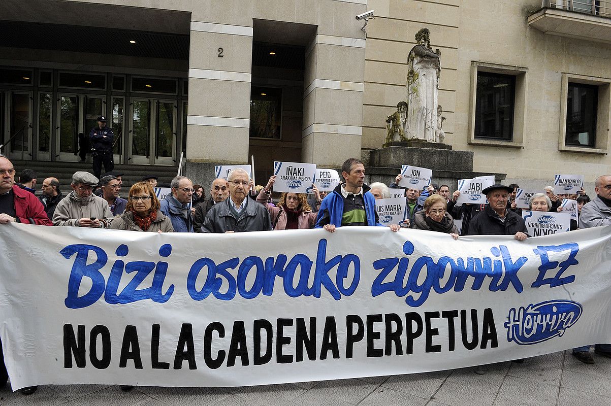 Herrira mugimenduak deituta atzo Bizkaiko Justizia jauregiaren aurrean eginiko elkarretaratzea. MONIKA DEL VALLE / ARP. Herrira mugimenduak deituta atzo Bizkaiko Justizia jauregiaren aurrean eginiko elkarretaratzea. MONIKA DEL VALLE / ARP.