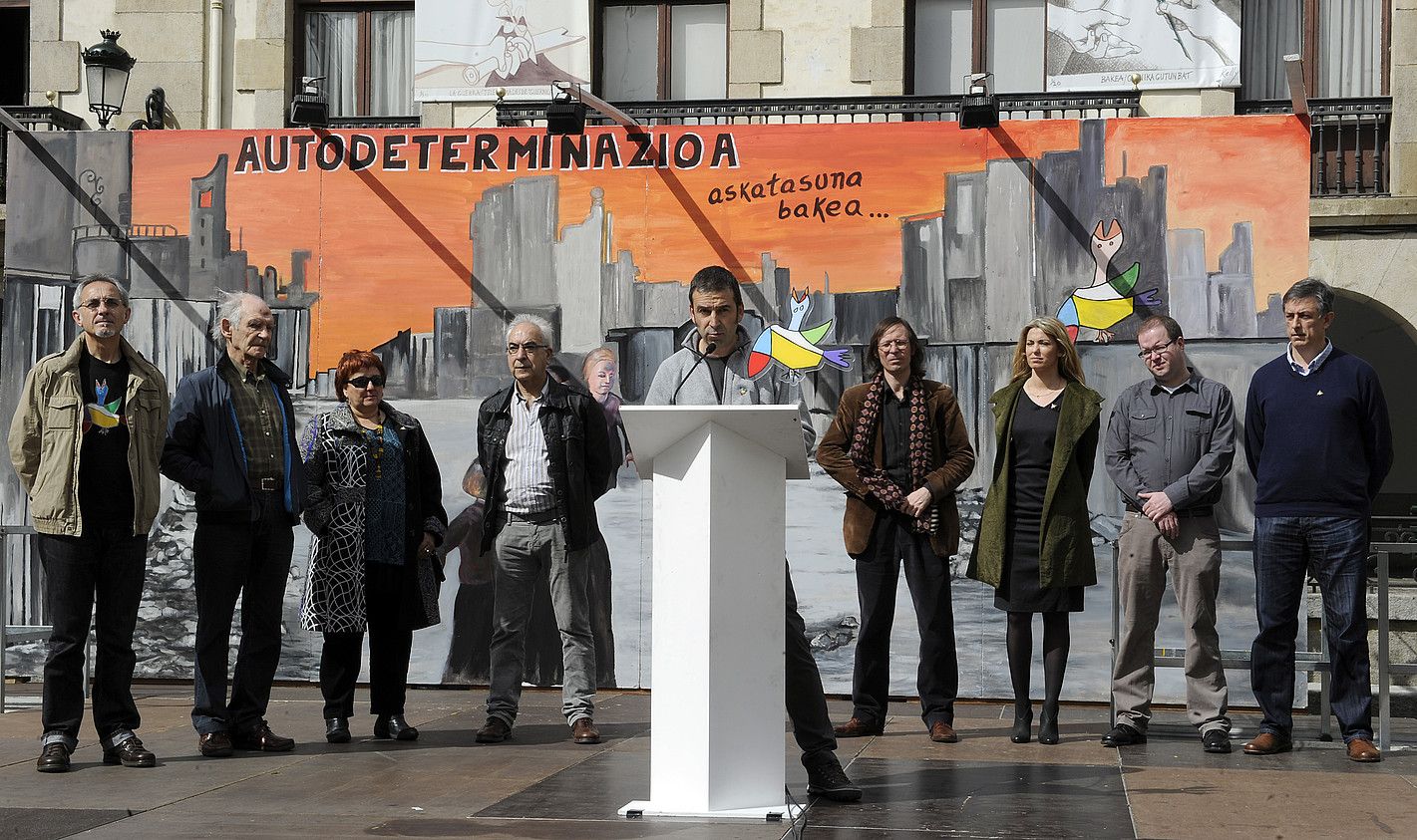 Gernika Batzordeak memoria aldarrikatzeko atzo Gernikan egindako ekitaldia. MONIKA DEL VALLE / ARGAZKI PRESS. Gernika Batzordeak memoria aldarrikatzeko atzo Gernikan egindako ekitaldia. MONIKA DEL VALLE / ARGAZKI PRESS.