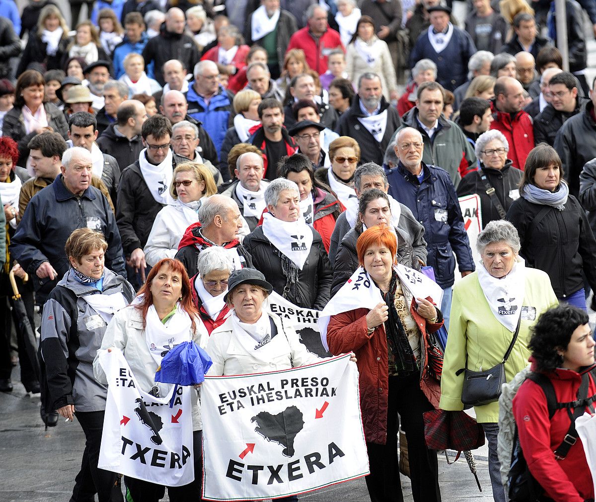 Espetxe politika aldatzeko eskatu zuten apirilaren 14an Bilbon bildu ziren milaka lagunek. MARISOL RAMIREZ / ARGAZKI PRESS. Espetxe politika aldatzeko eskatu zuten apirilaren 14an Bilbon bildu ziren milaka lagunek. MARISOL RAMIREZ / ARGAZKI PRESS.