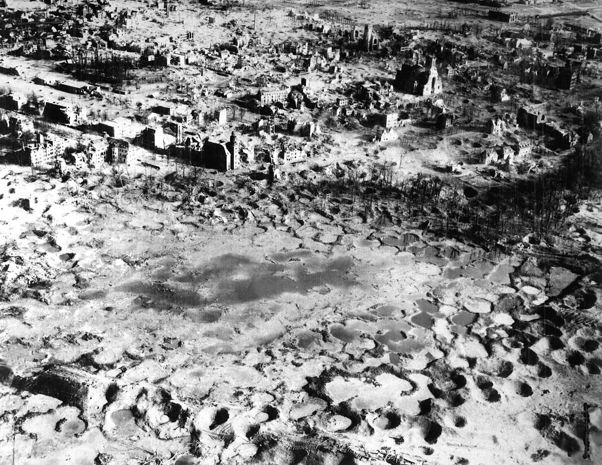 1945, Wesel, Alemania. Erresuma Batuen erasoa. BERRIA. 1945, Wesel, Alemania. Erresuma Batuen erasoa. BERRIA.