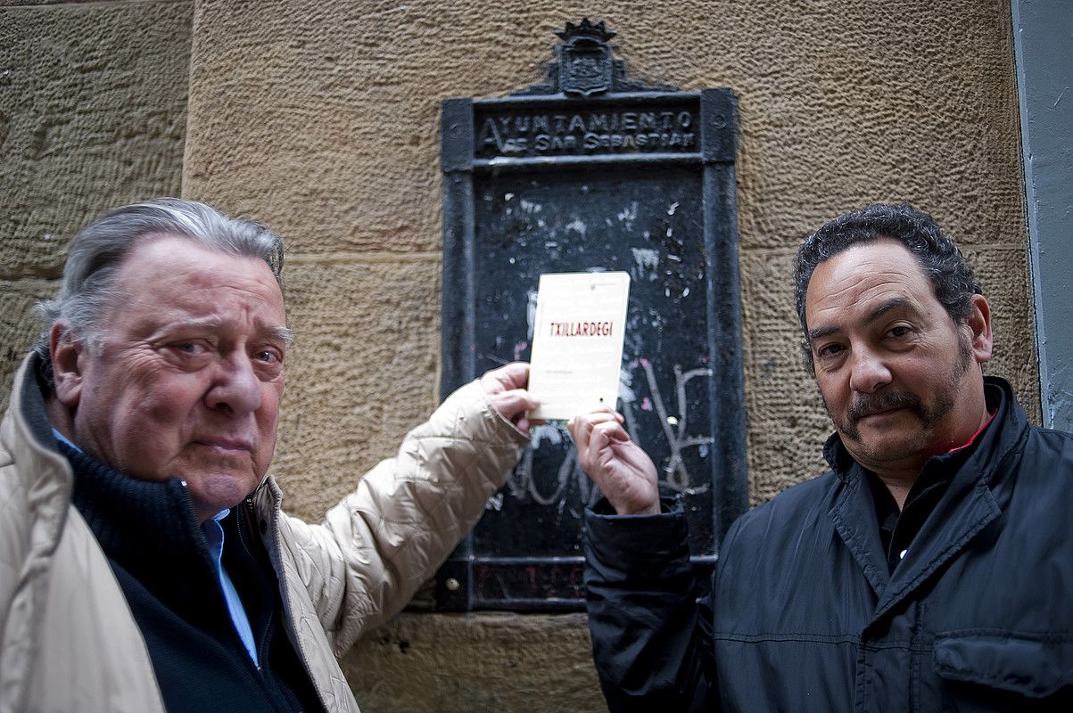 Antxon Lafont Haran bildumako zuzendaria eta Fito Rodriguez Txillardegi liburuaren egilea. JUAN CARLOS RUIZ/ ARP. Antxon Lafont Haran bildumako zuzendaria eta Fito Rodriguez Txillardegi liburuaren egilea. JUAN CARLOS RUIZ/ ARP.