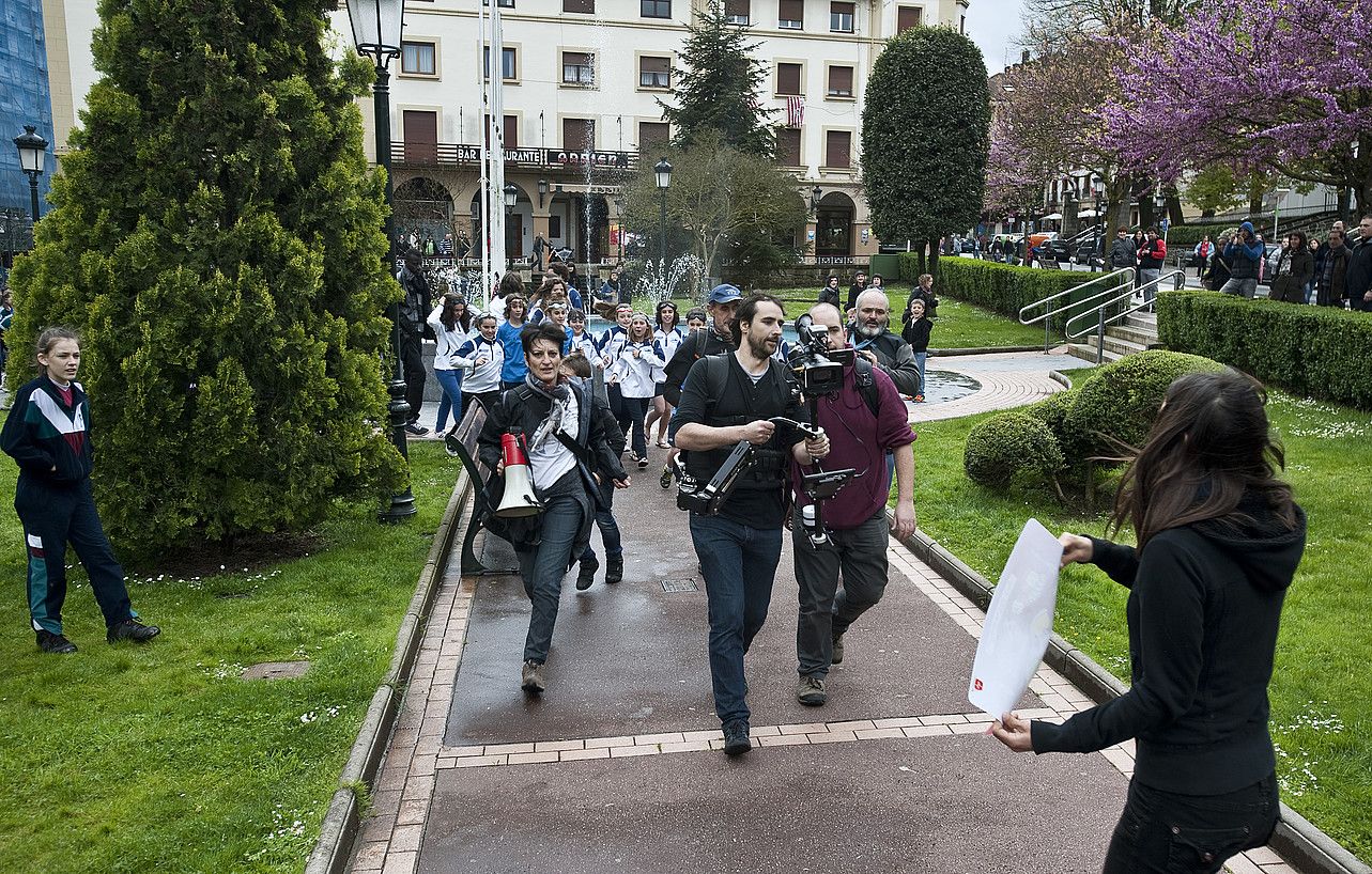 Berrehun lagun inguruk hartu zuten parte lipdub-aren grabaketan. JON HERNAEZ / A RGAZKI PRESS.