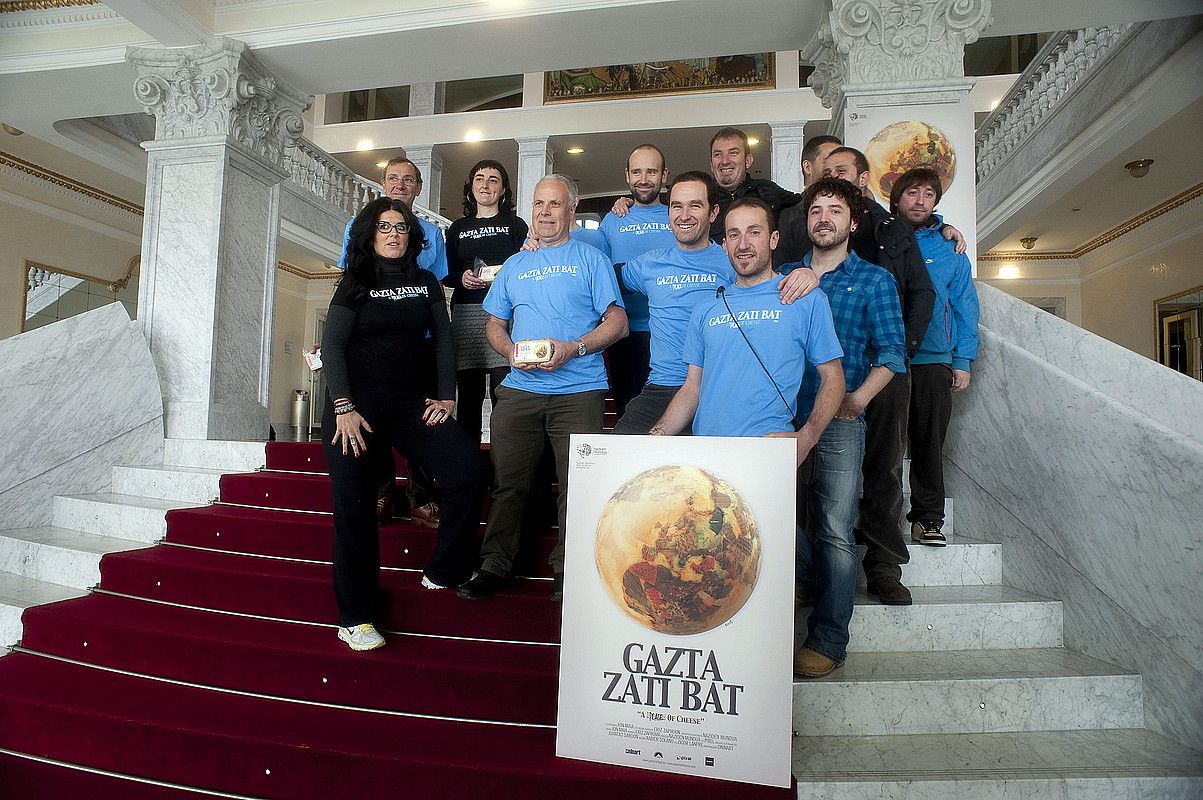 Nazioen Munduko kideak, atzo, Jon Maia zuzendariarekin eta Xabier Solano zein Zigor Lanpre musikariekin batera. JUAN CARLOS RUIZ / ARGAZKI PRESS. Nazioen Munduko kideak, atzo, Jon Maia zuzendariarekin eta Xabier Solano zein Zigor Lanpre musikariekin batera. JUAN CARLOS RUIZ / ARGAZKI PRESS.