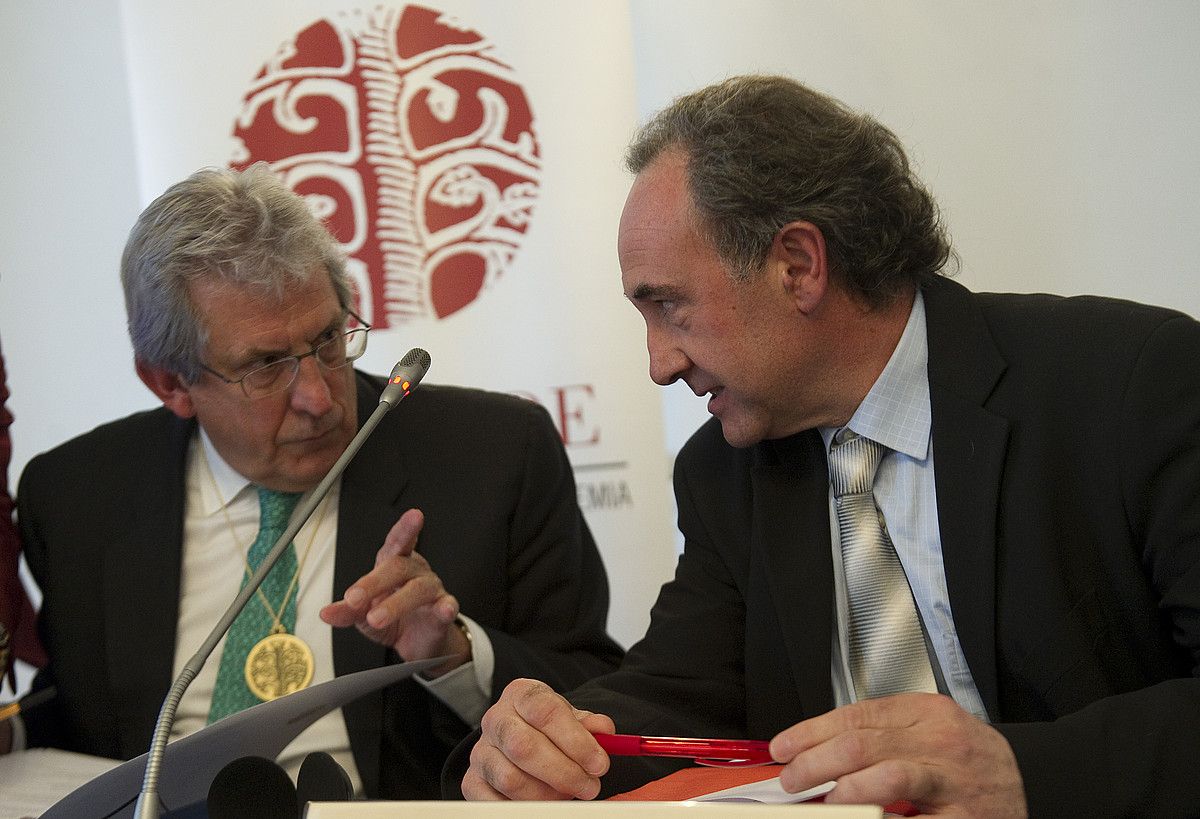 Pedro Miguel Etxenike eta Jesus M. Ugalde Jakiunde akademiaren bileran, atzo. ANDONI CANELLADA / ARGAZKI PRESS. Pedro Miguel Etxenike eta Jesus M. Ugalde Jakiunde akademiaren bileran, atzo. ANDONI CANELLADA / ARGAZKI PRESS.