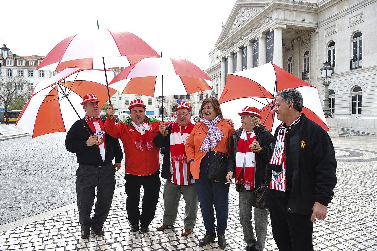 Bilbotik Lisboara joandako jarraitzaile talde bat, aterki zuri-gorriekin, atzo arratsaldean, Rossio plazan. JON ESKUDERO. Bilbotik Lisboara joandako jarraitzaile talde bat, aterki zuri-gorriekin, atzo arratsaldean, Rossio plazan. JON ESKUDERO.