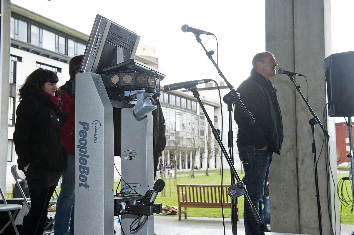 Tartalo robot mugikorra eta Andoni Egaña bertsolaria, bertso saioaren une batean. JON URBE/ ARGAZKI PRESS.