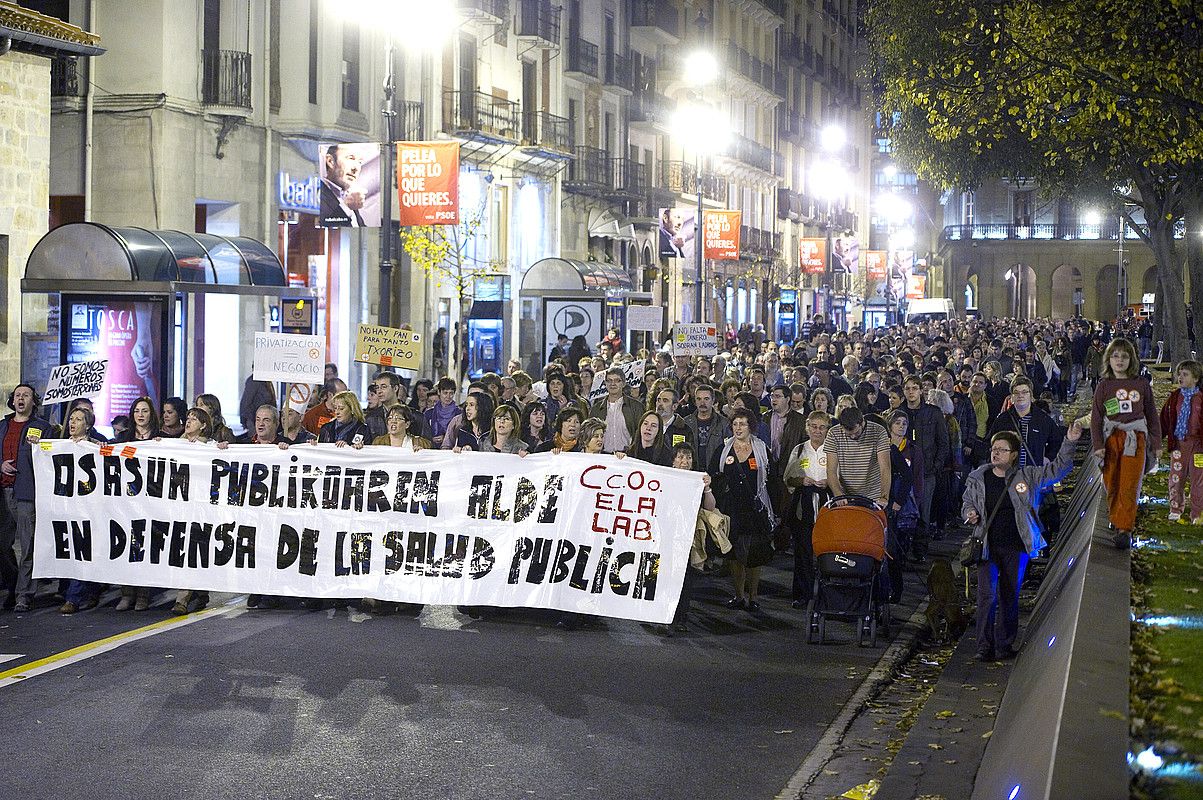 Osasun publikoaren alde iazko azaroan Iruñean egindako manifestazioa. IÑIGO URIZ / ARGAZKI PRESS. Osasun publikoaren alde iazko azaroan Iruñean egindako manifestazioa. IÑIGO URIZ / ARGAZKI PRESS.