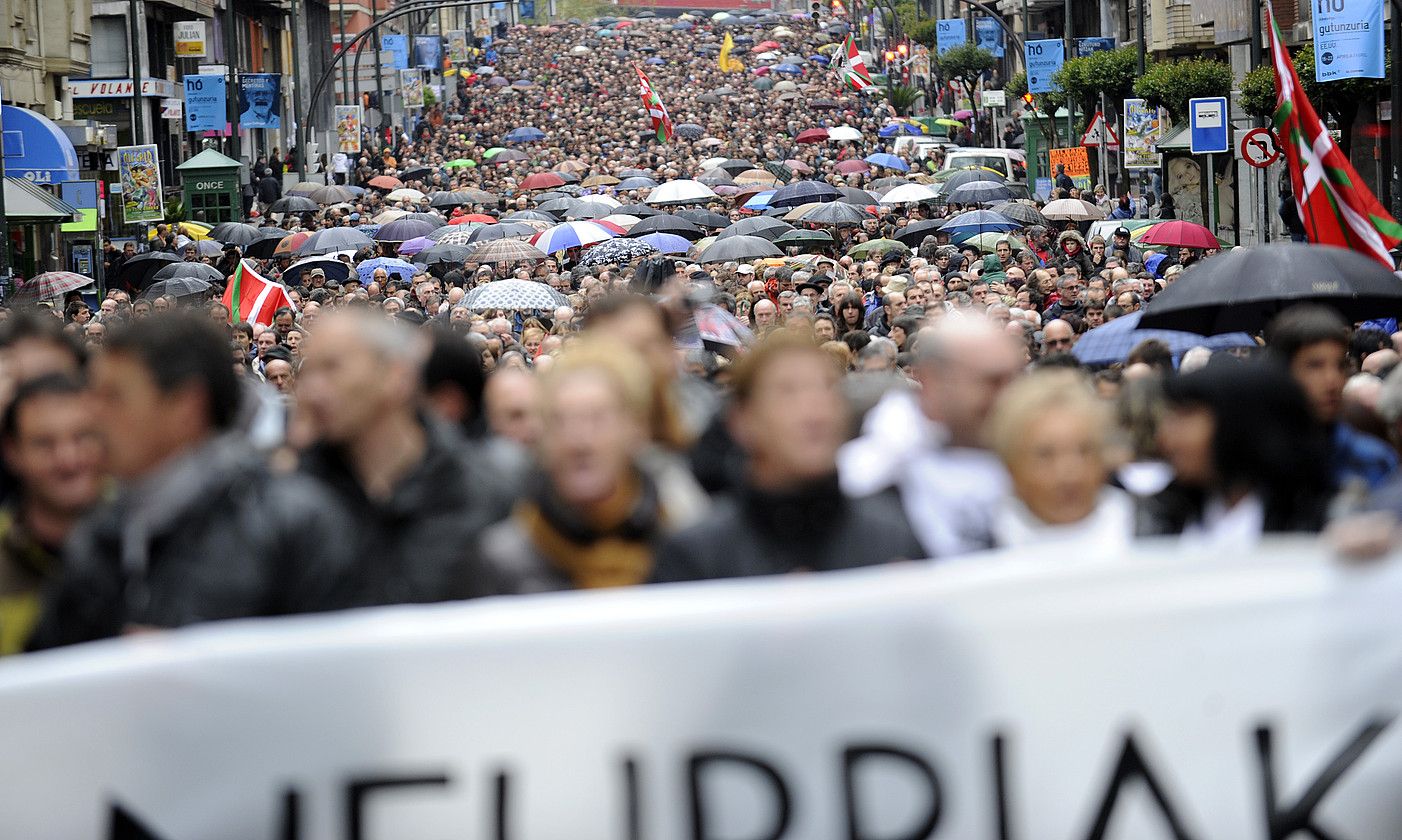 Euriak ere ez zuen eragotzi Parot doktrina salatzeko manifestazioa jendetsua izatea. MARISOL RAMIREZ / ARGAZKI PRESS. Euriak ere ez zuen eragotzi Parot doktrina salatzeko manifestazioa jendetsua izatea. MARISOL RAMIREZ / ARGAZKI PRESS.