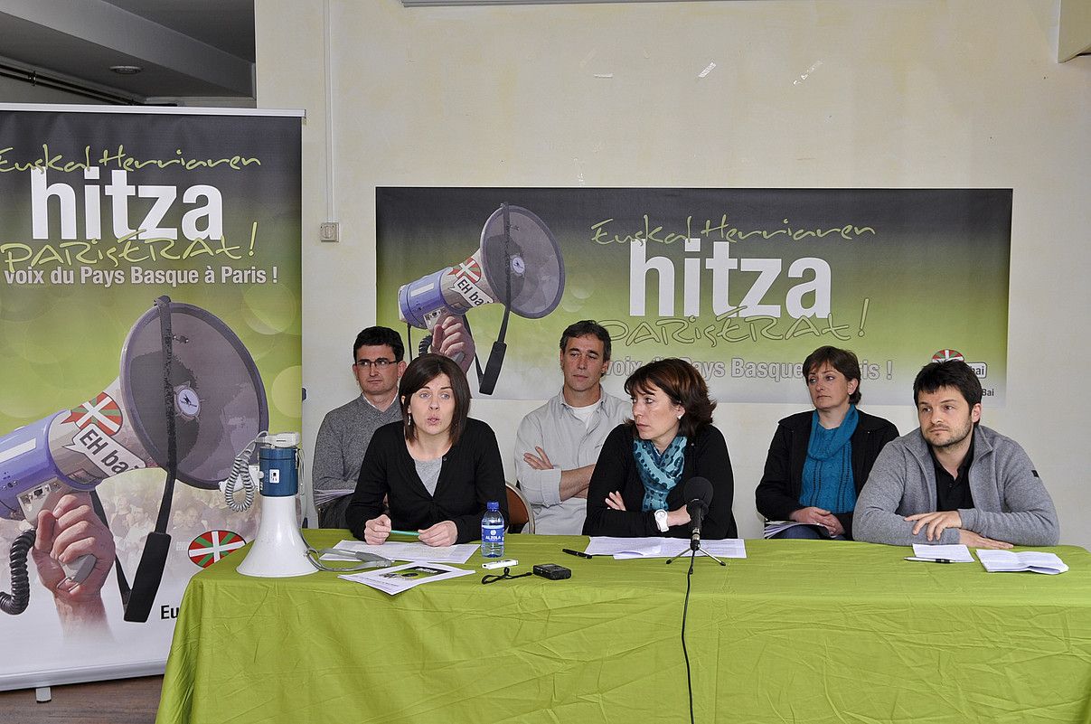 Ezkerretik hasita, Anita Lopepe, Laurence Hardouin eta Peio Etxeberri-Aintzart, EH Baiko hautagaiak. NICOLAS MOLLO. Ezkerretik hasita, Anita Lopepe, Laurence Hardouin eta Peio Etxeberri-Aintzart, EH Baiko hautagaiak. NICOLAS MOLLO.
