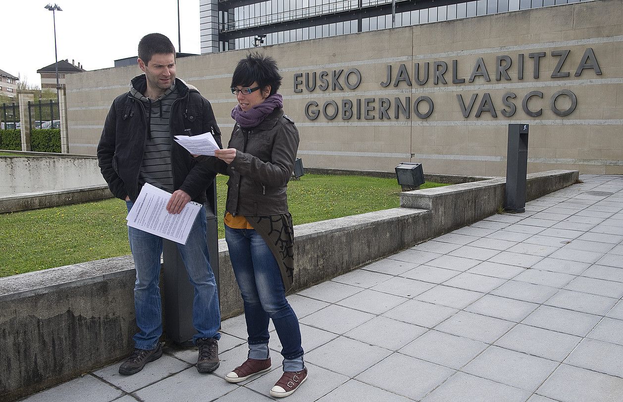 Iñaki Ziarsolo Hala Bediko kidea eta Aitziber Zapirain Antxeta irratiko koordinatzailea. RAUL BOGAJO / ARGAZKI PRESS.