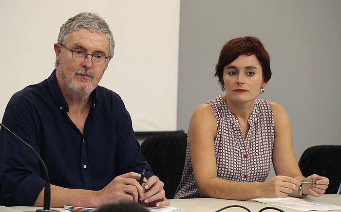 Adolfo Muñoz eta Garbiñe Aranburu. LUIS TEJDO / EFE