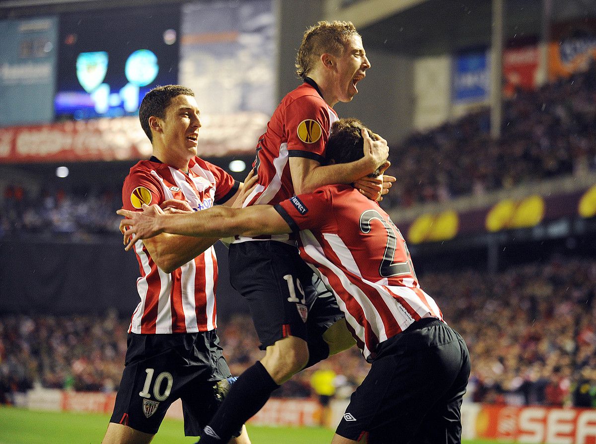 Oscar de Marcos, Iker Muniain eta Ibai Gomez, azken horrek sartutako gola ospatzen, atzo, San Mamesen. JON HERNAEZ / ARGAZKI PRESS.